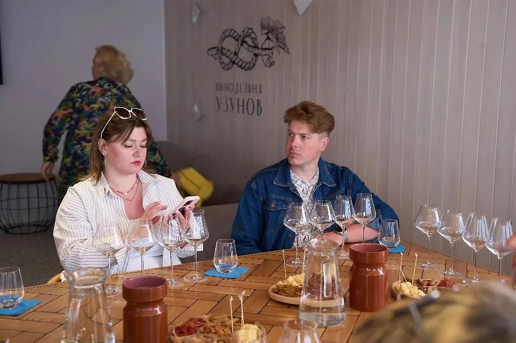 Дарья Молодцова с мужем и друзьями в винодельне на Кубани. Фото © Предоставлено Life.ru / Ташматова Наталья