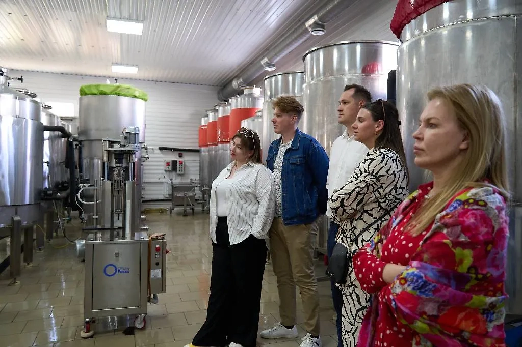 Дарья Молодцова с мужем и друзьями в винодельне на Кубани. Фото © Предоставлено Life.ru / Ташматова Наталья