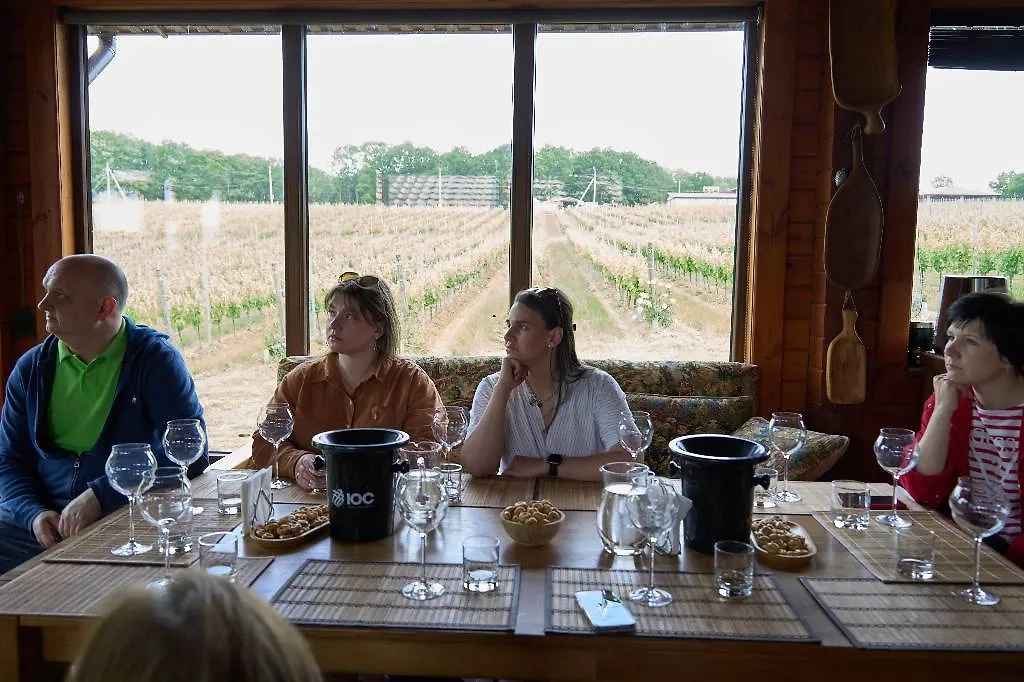 Дарья Молодцова с мужем и друзьями в винодельне на Кубани. Фото © Предоставлено Life.ru / Ташматова Наталья