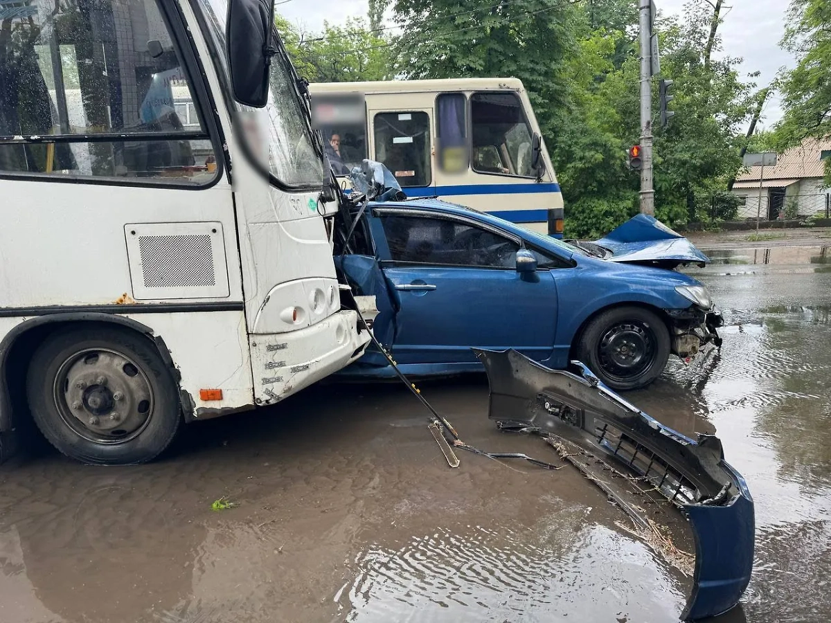 Место ДТП с автобусом и легковушкой в Макеевке. Фото © Telegram / МВД ДНР