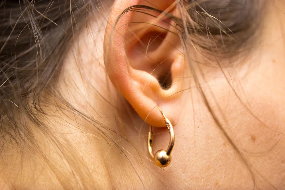 Невролог сообщила, что пирсинг уха не спасает от мигрени. Обложка © Shutterstock / FOTODOM / kzkz