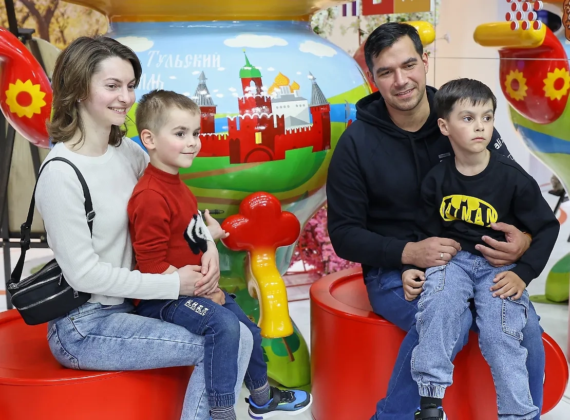 Семья Юшковых из Ивановской области. Обложка © Сергей Баранов / Пресс-служба выставки "Россия"