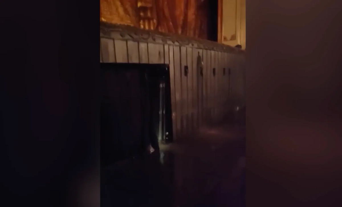 В Михайловском театре произошёл значительный прорыв трубы. Видео © Telegram / Михайловский театр