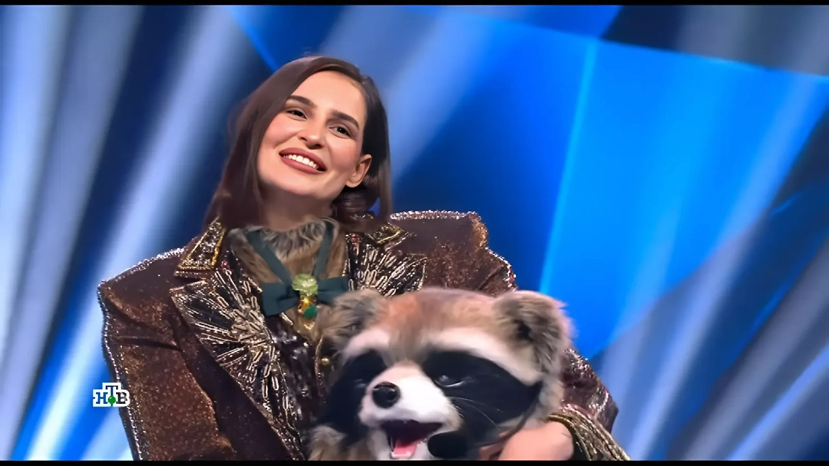 Кем оказался победитель шоу "Маска" в пятом сезоне? Кого разоблачили последним? Угадали ли судьи имя маски-победителя? Енотом оказалась певица Севиль. Фото © ntv.ru