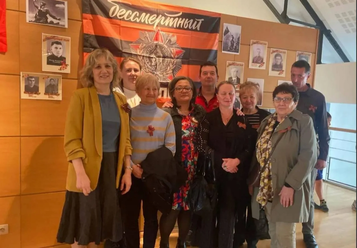 Во Франции состоялось мероприятие, посвящённое 79-й годовщине Победы в ВОВ. Обложка © Telegram / Международный Бессмертный Полк