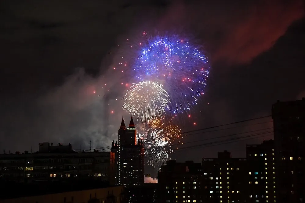 Праздничный салют в Москве в честь Дня Победы. Фото © АГН "Москва" / Сергей Киселев