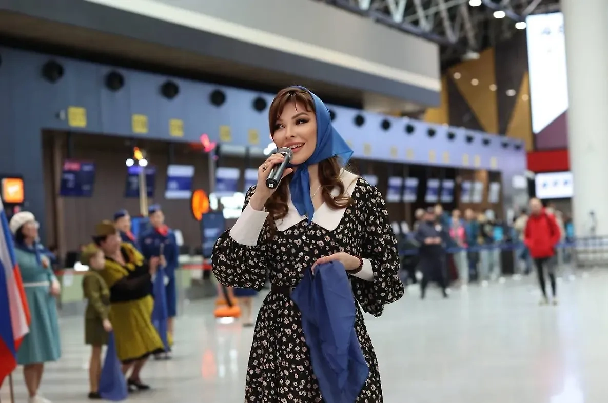 Флешмоб "Синий платочек Победы". Фото © Предоставлено Life.ru