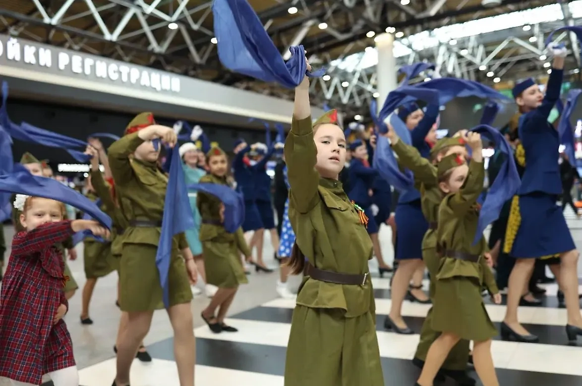 Флешмоб "Синий платочек Победы". Фото © Предоставлено Life.ru