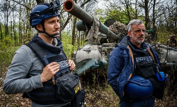 Арман Сольден (слева) с коллегой на Украине. Обложка © Instagram (соцсеть запрещена в РФ; принадлежит корпорации Meta, которая признана в РФ экстремистской) / soldinarman