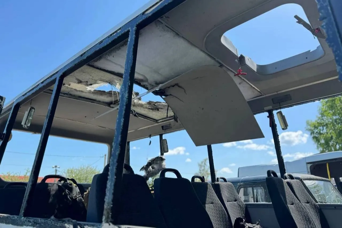 Автобус ГК "Агро-Белогорье", попавший под удар дронов ВСУ в Белгородской области 6 мая. Обложка © Telegram / Вячеслав Гладков