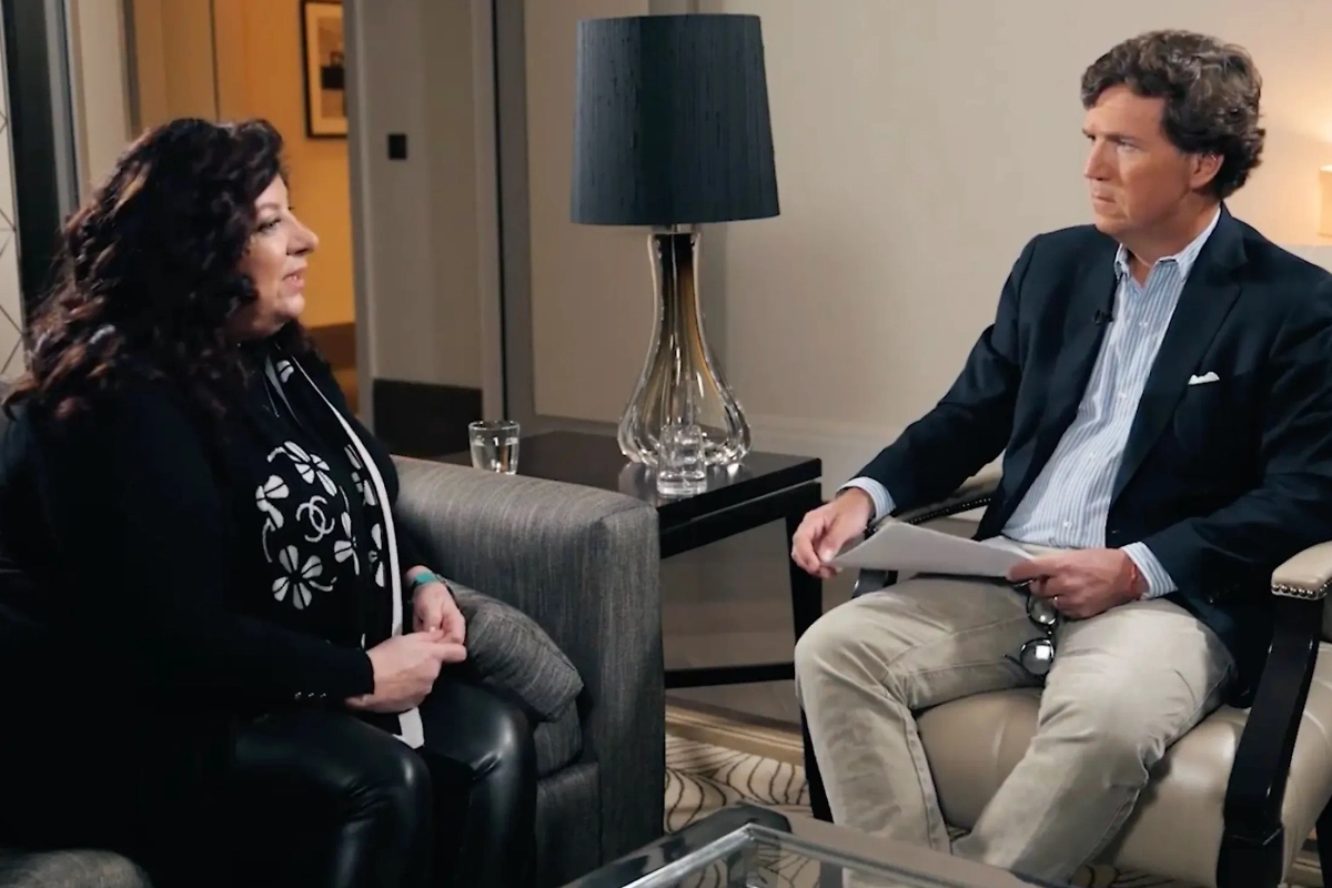 Американский журналист Такер Карлсон взял интервью у переехавшей в Россию экс-помощницы Джо Байдена Тары Рид. Обложка © X / Tucker Carlson