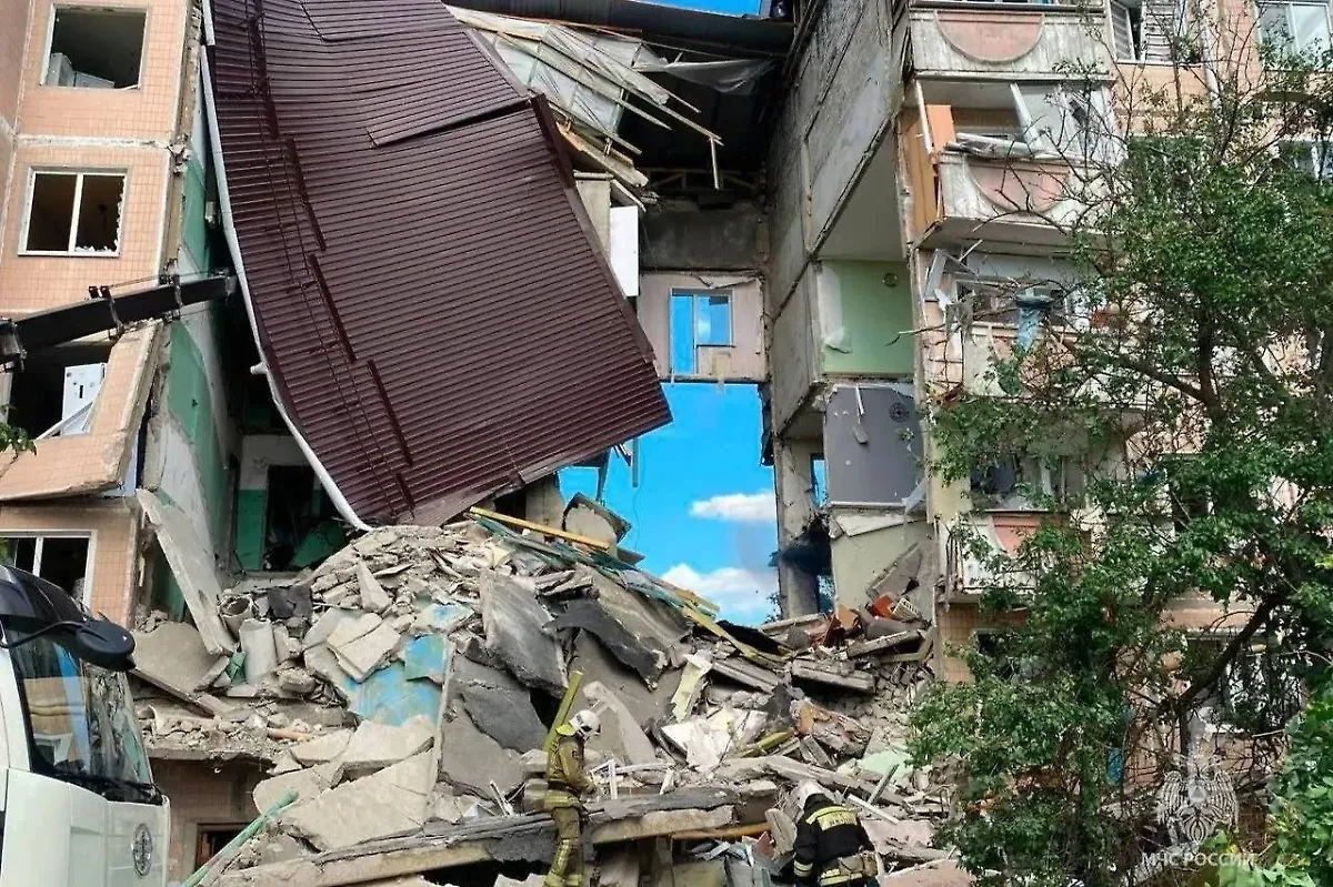 Рухнувший после удара ВСУ подъезд многоэтажки в Шебекине. Обложка © Telegram / ГУ МЧС по Белгородской области