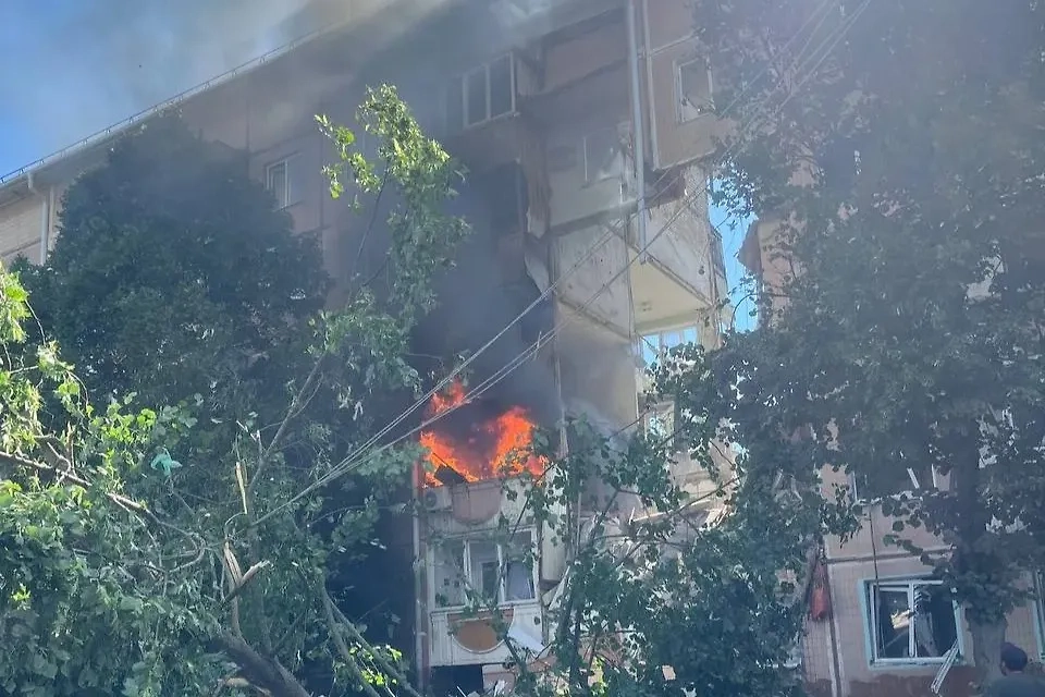 Последствия удара ВСУ по Шебекину, в результате которого обрушился подъезд многоэтажки. Обложка © Telegram / Настоящий Гладков