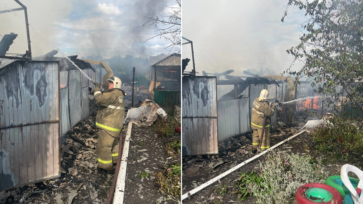 Спасатели тушат пожар после обстрела ВСУ в Курской области. Коллаж © Telegram / Алексей Смирнов