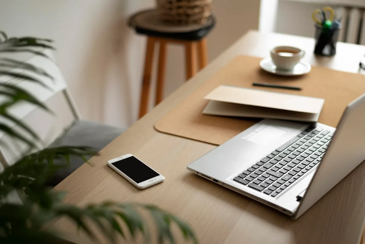 Падение заряда ноутбука до 0% может повредить батарею. Обложка © Freepik.com