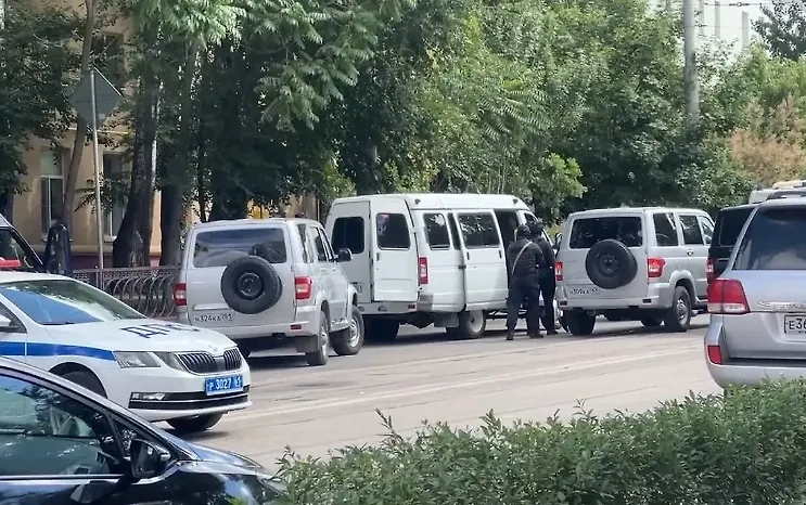 Обстановка возле СИЗО-1 в Ростове-на-Дону, где заключённые держат в заложниках сотрудников. Обложка © SHOT