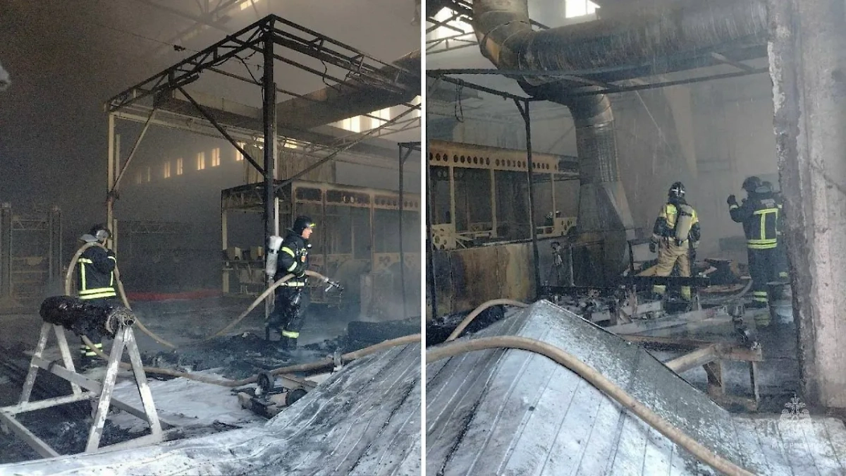 МЧС в Челябинске тушит пожар в цеху по производству троллейбусов. Фото © Telegram / МЧС России