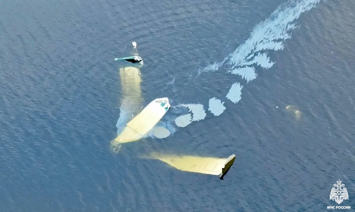 Рухнувший в озеро гидроплан "Орион-11". Обложка © Telegram / МЧС России