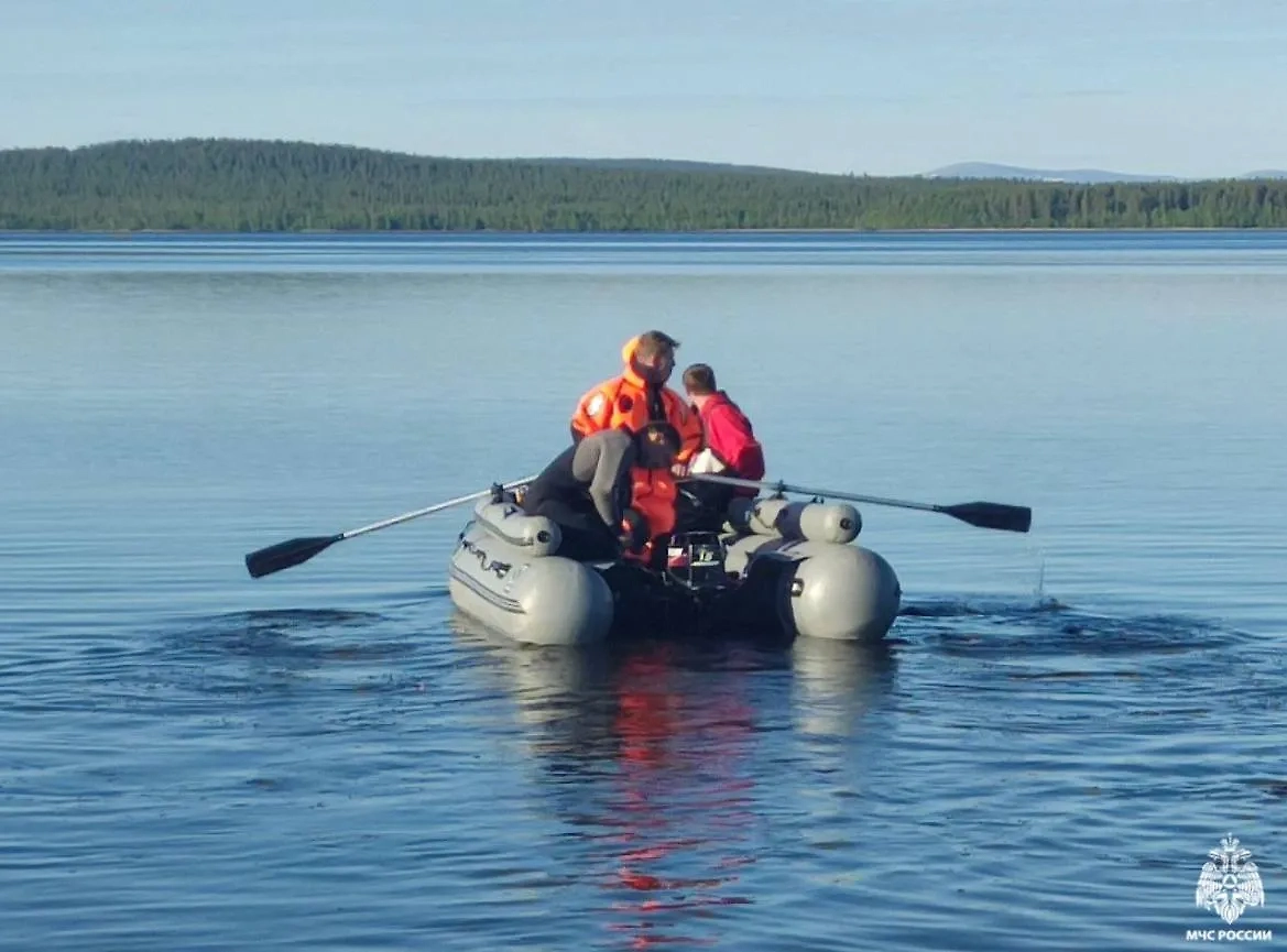 Спасатели нашли тело пилота гидроплана, упавшего в озеро в Мурманской области. Фото © Telegram / МЧС России