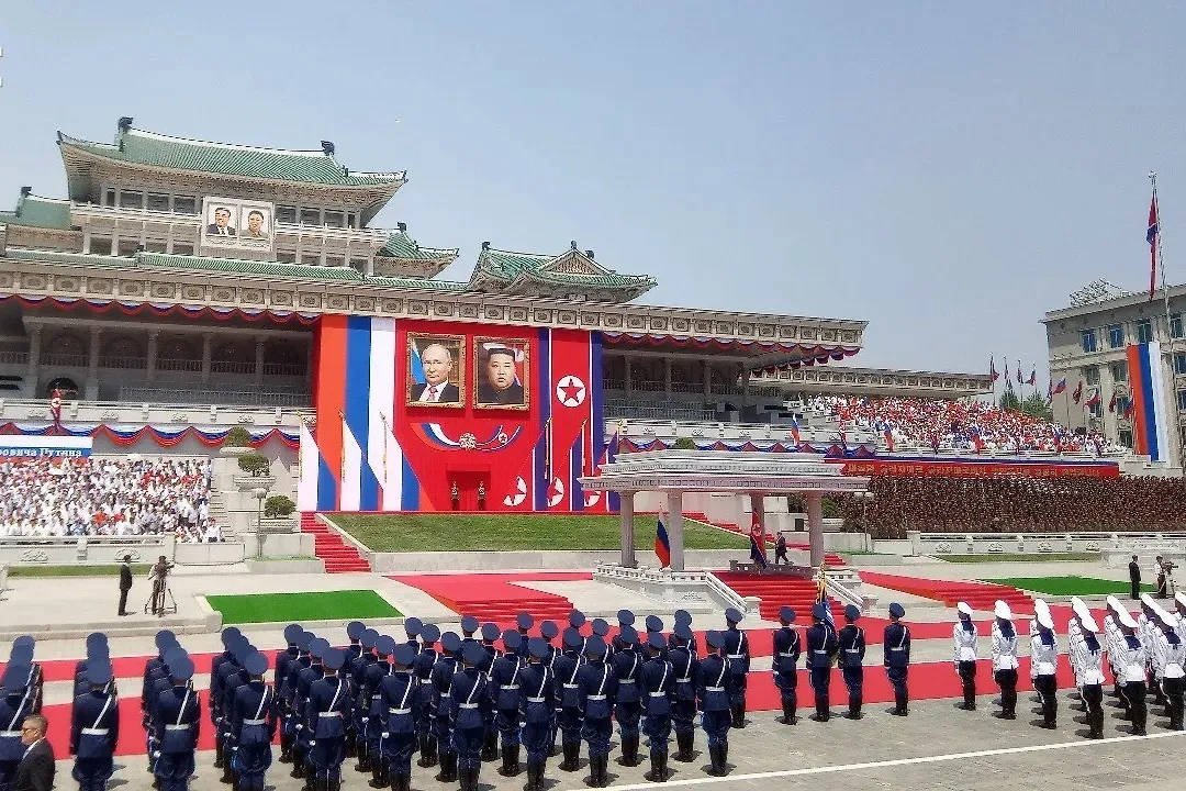 Самую главную площадь Пхеньяна украсили перед приездом президента РФ. Обложка © Life.ru / Андрей Тишин