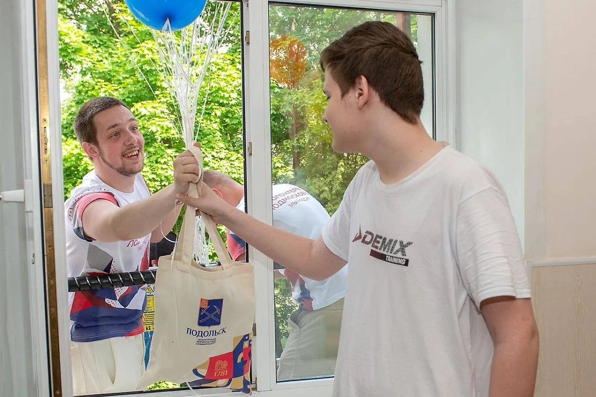 Юных пациентов больницы в Подмосковье поздравили с Днём защиты с автовышки. Фото © Telegram / "ЕДИНАЯ РОССИЯ" Подольск