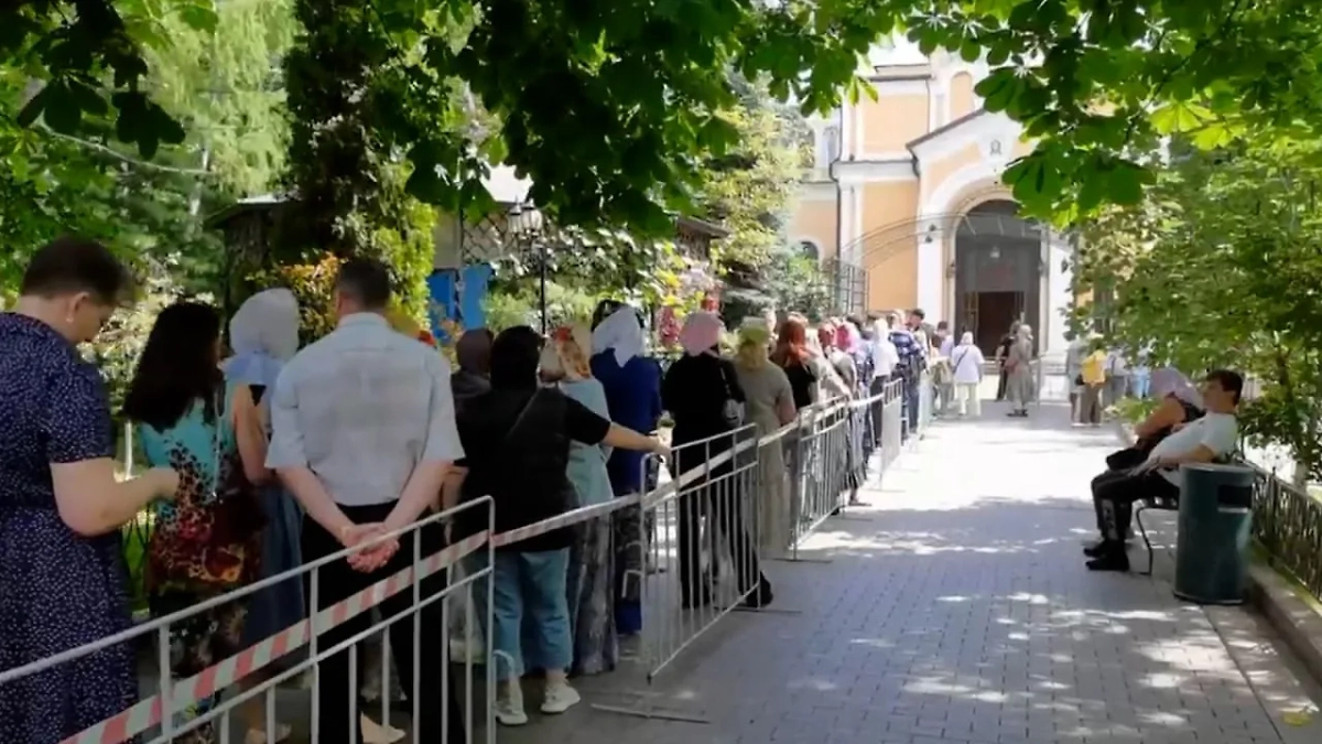 Москвичи пришли проститься с актрисой Анастасией Заворотнюк. Обложка © Life.ru