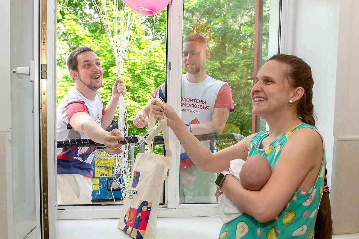 Юных пациентов больницы в Подмосковье поздравили с Днём защиты с автовышки. Фото © Telegram / "ЕДИНАЯ РОССИЯ" Подольск