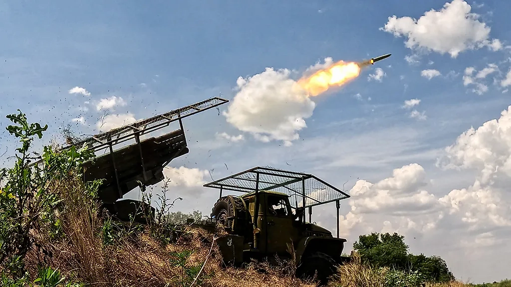Боевая работа расчёта реактивной системы залпового огня (РСЗО) "Град". Обложка © ТАСС / Алексей Коновалов
