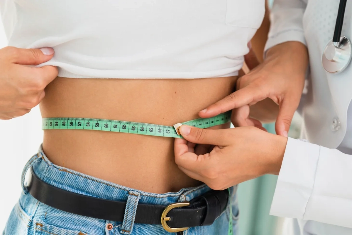 Для лучшего понимания состояния тела нужно не только взвешиваться, но и обязательно измерять объём талии. Обложка © Freepik.com