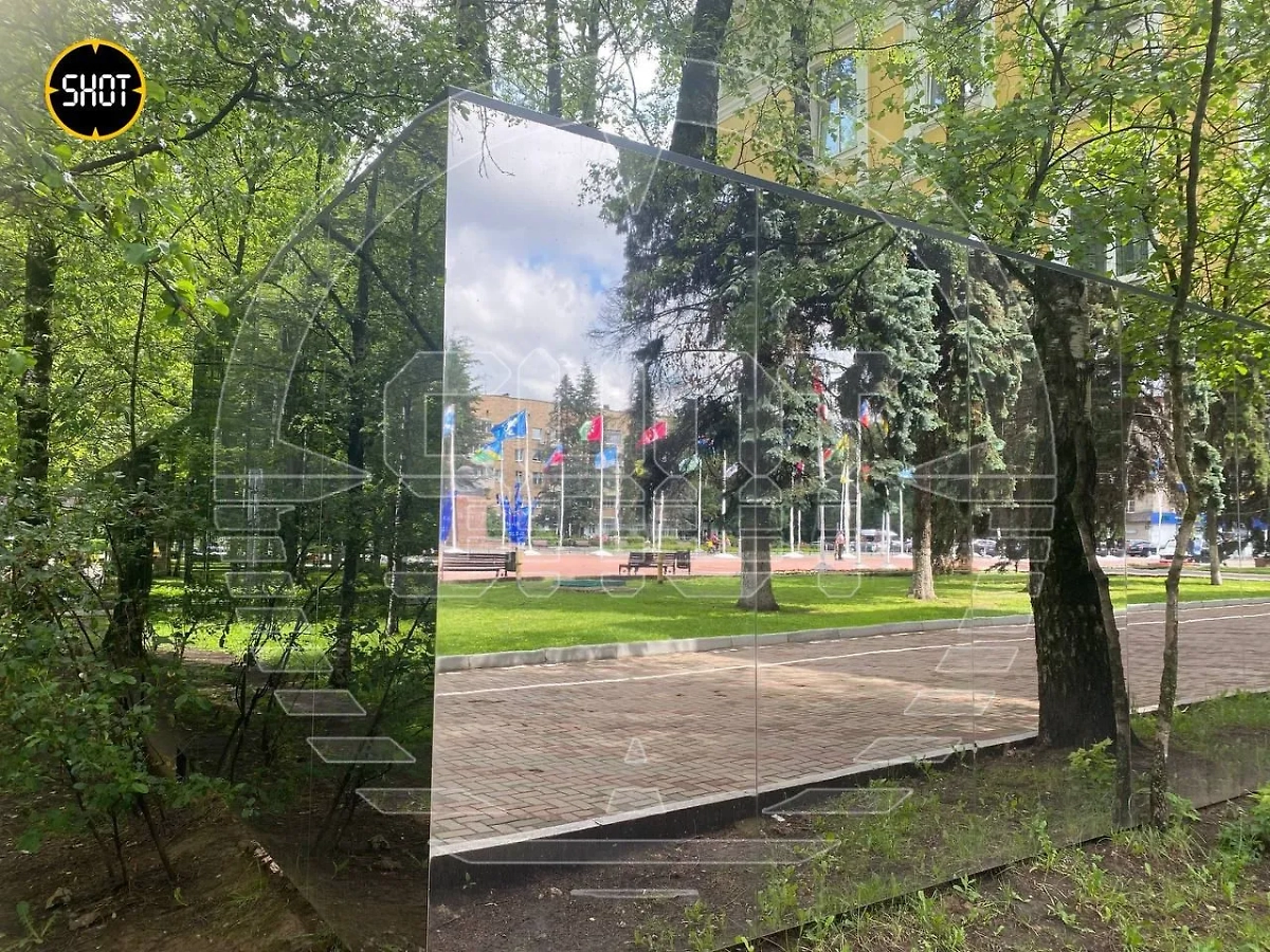 Полностью зеркальный забор построили в Химках вокруг администрации. Фото © SHOT