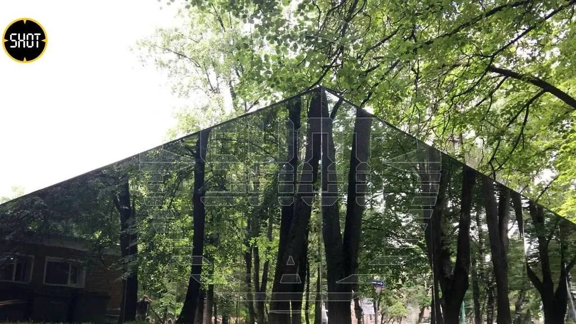 Полностью зеркальный забор построили в Химках вокруг администрации. Фото © SHOT