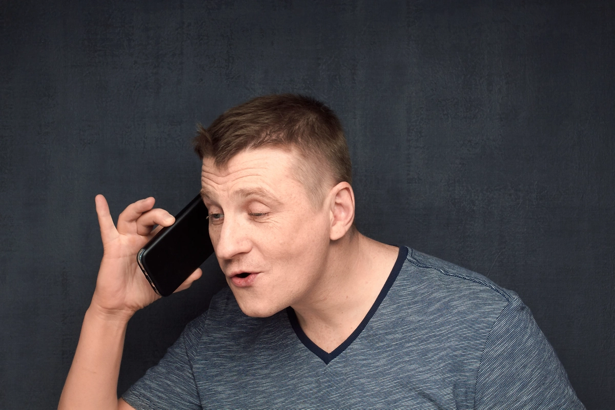 Эксперт раскрыла, почему нельзя говорить с мошенниками даже в шутку. Обложка © Shutterstock / FOTODOM / Andrei Korzhyts