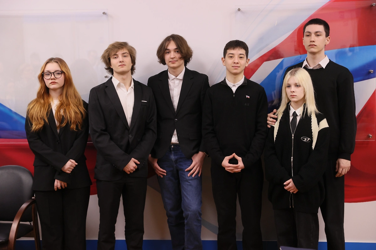 Школьники Виктория Волчихина, Никита Иванов, Артемий Филимонов, Ислам Халилов, Елизавета Терехова и Александр Журик (слева направо). Обложка © TACC / NEWS.ru / Сергей Булкин