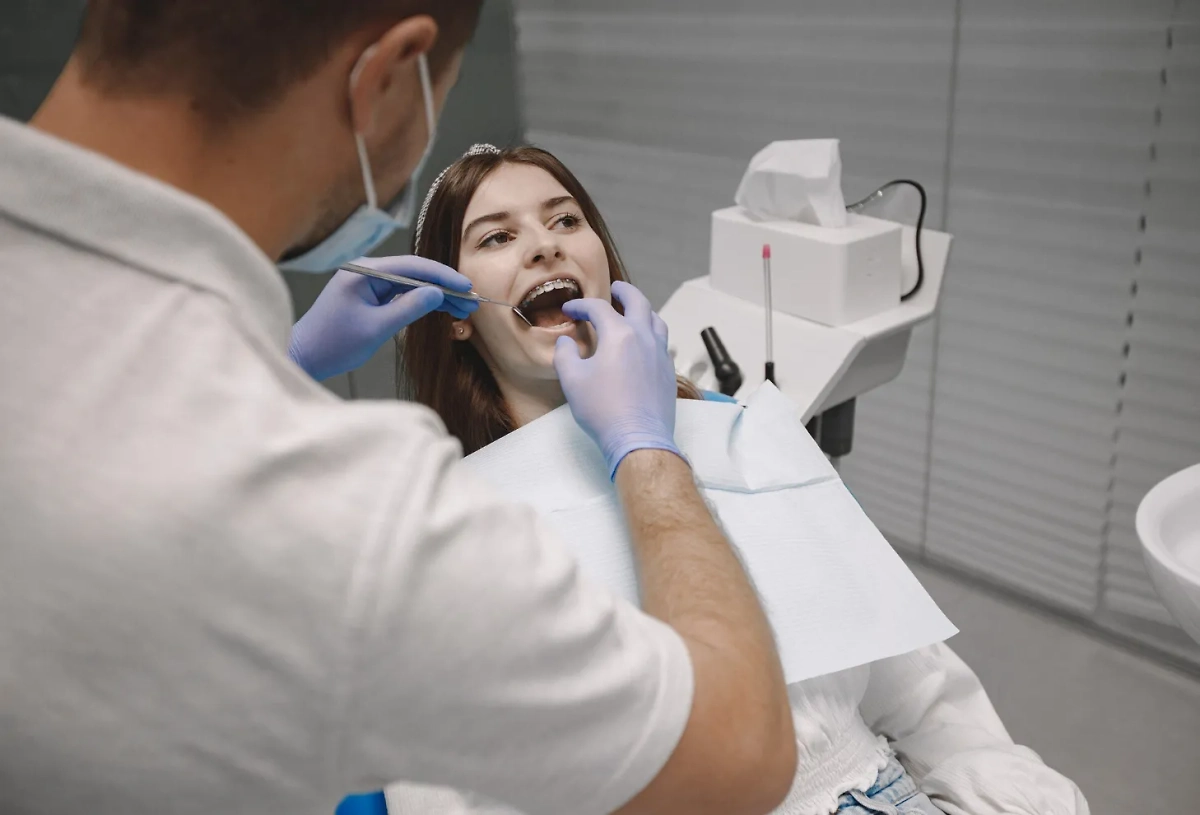 Газировка содержит ортофосфорную кислоту, разъедающую эмаль. Обложка © Freepik.com / prostooleh