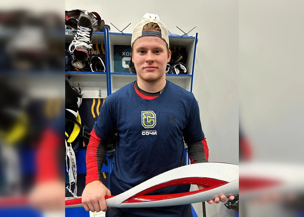 Матвей Мичков. Обложка © Telegram / ХК Сочи, по-братски