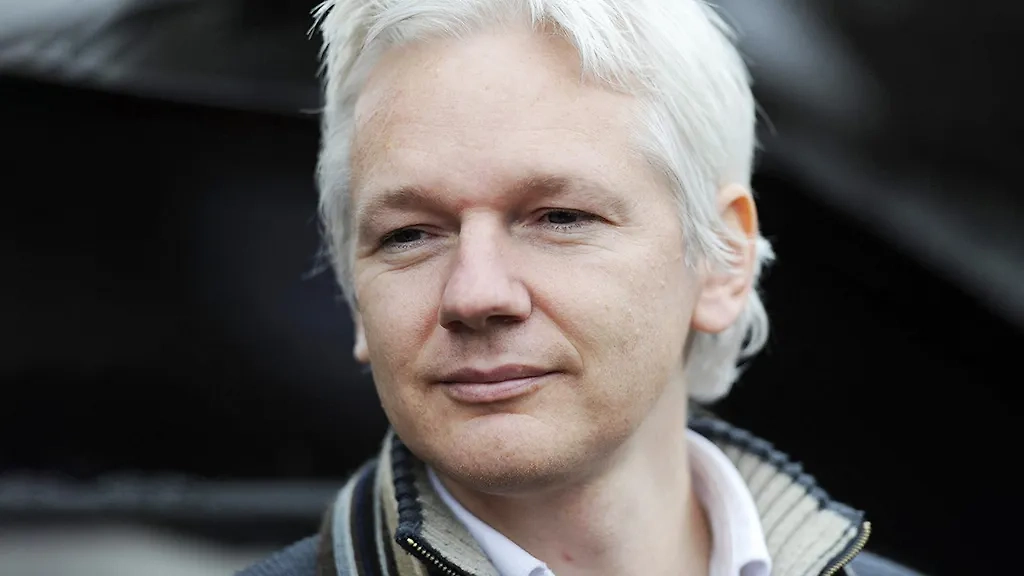 Журналиста Джулиана Ассанжа выпустили из британской тюрьмы. Обложка © ТАСС / Zuma