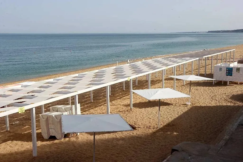 Пляж в Севастополе после атаки ВСУ. Обложка © ТАСС / Сергей Мальгавко