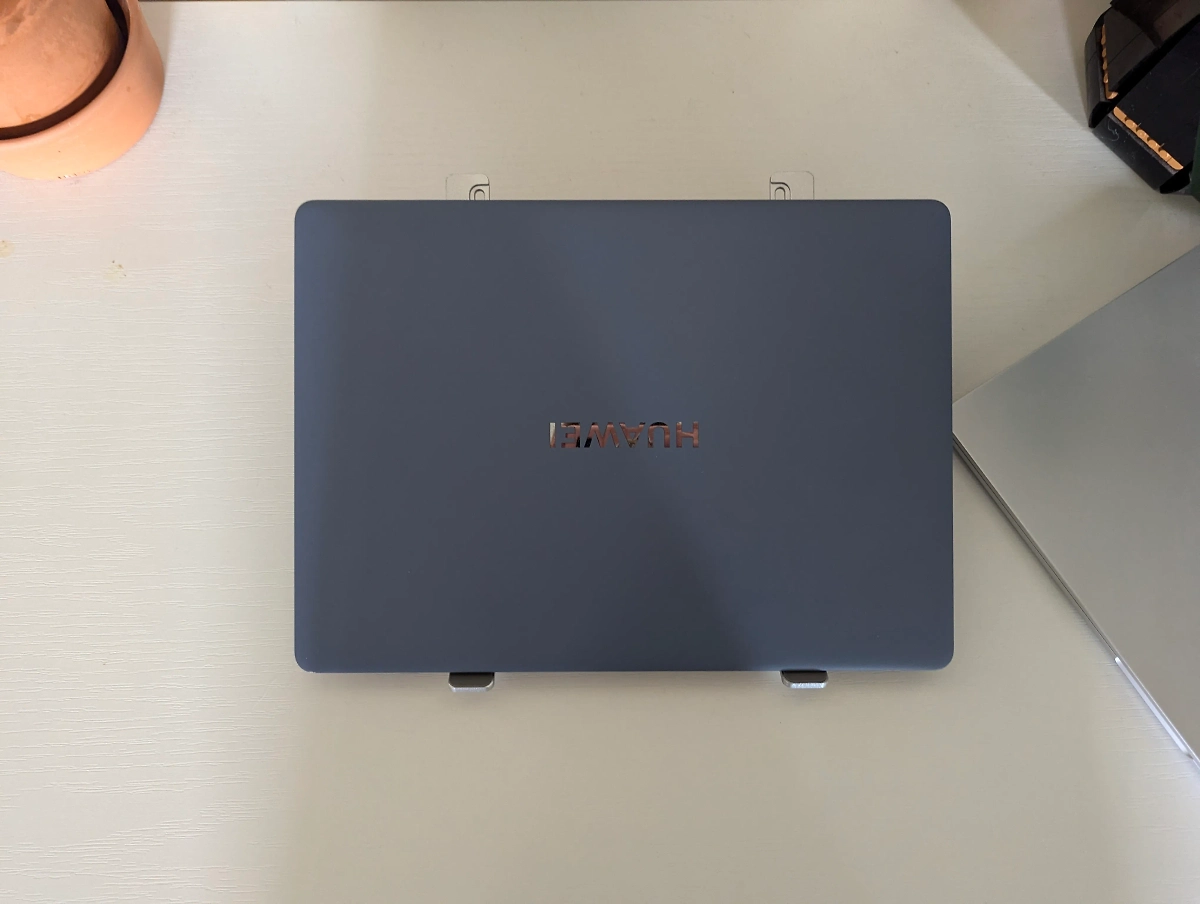 Корпус новинки от Huawei часто нагревается до некомфортных для тела температур, и держать его на коленях не хочется. Фото © Life.ru / Роман Бойко