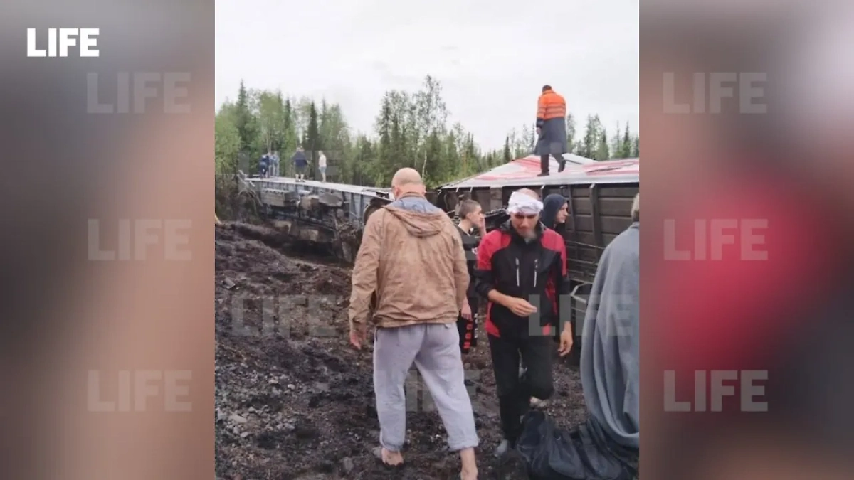 Последствия схода вагонов в Коми. Фото © Telegram / SHOT