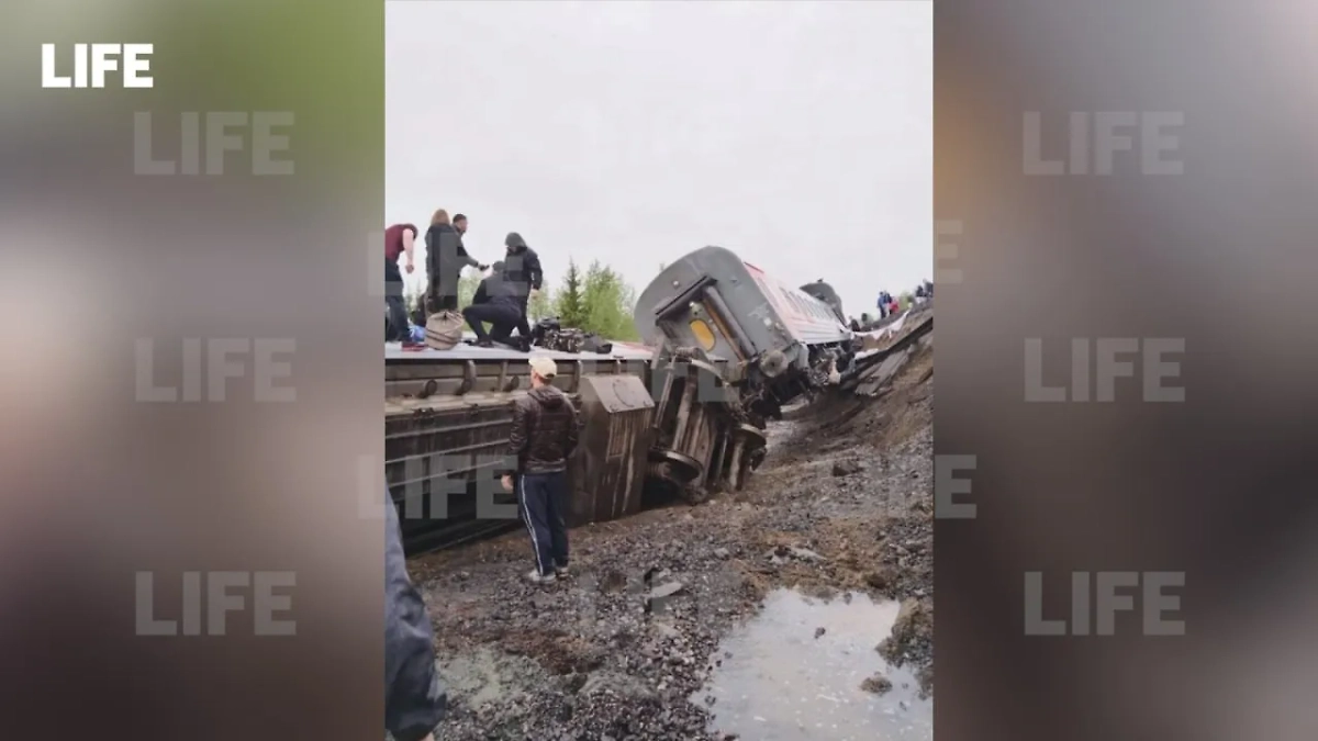 Последствия схода вагонов в Коми. Фото © Telegram / SHOT