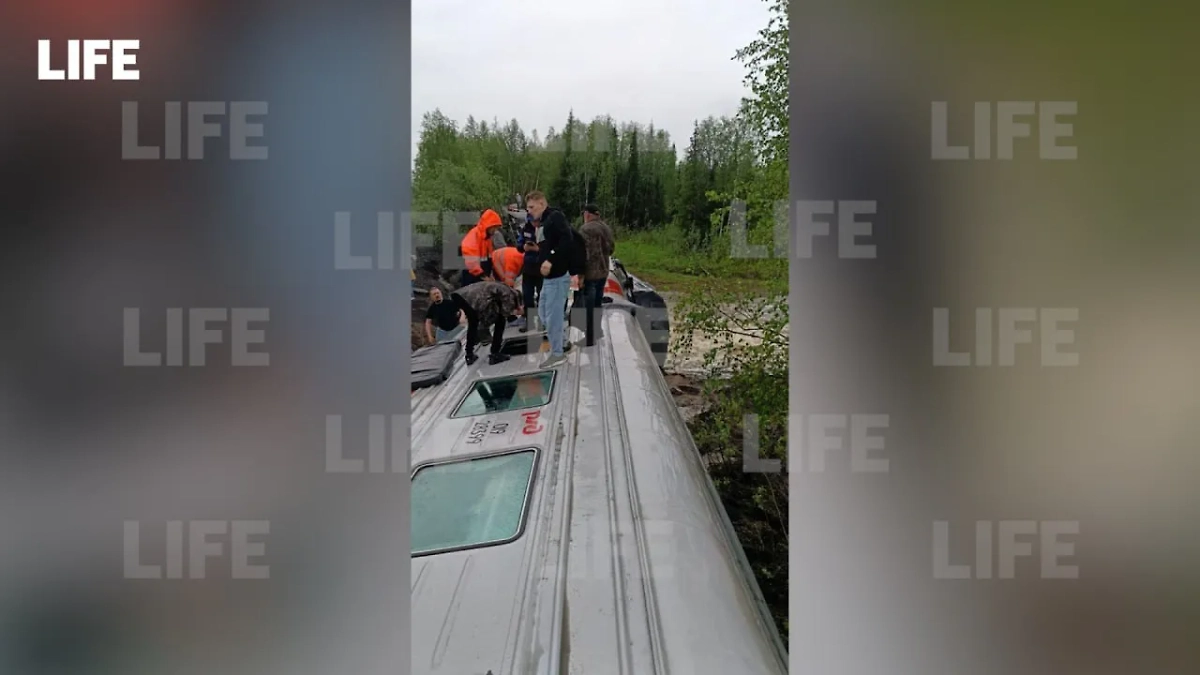 Последствия схода вагонов в Коми. Фото © Telegram / SHOT