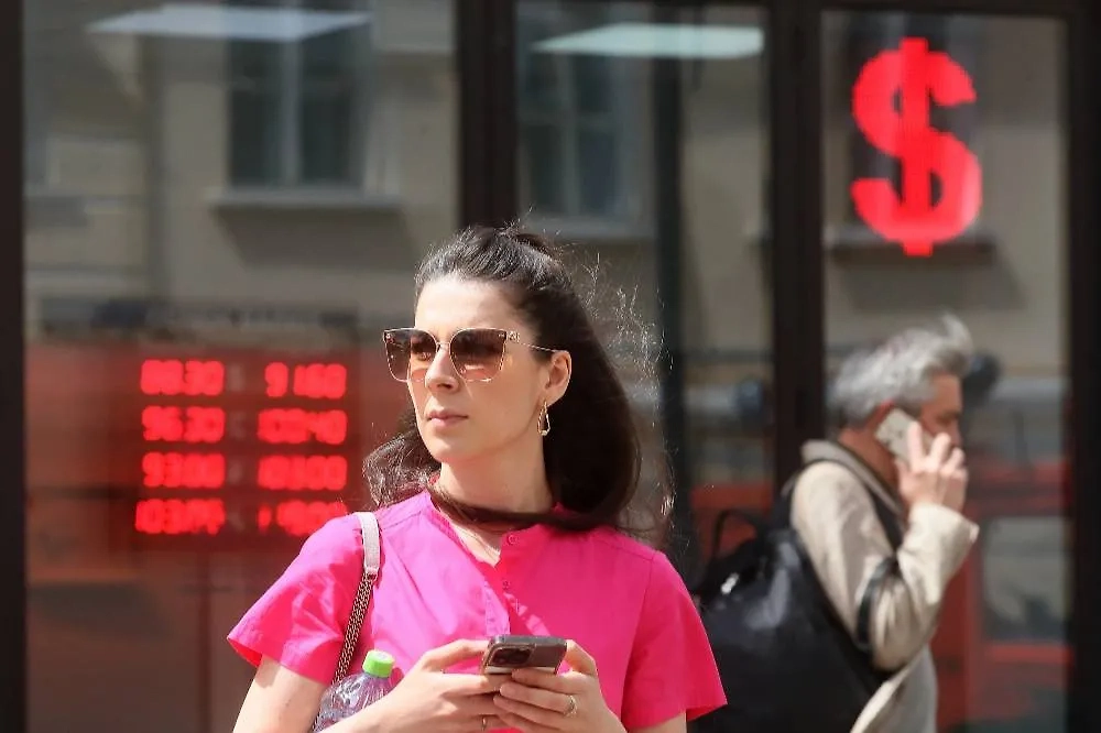 Возможны сильные колебания курса доллара. Обложка © ТАСС / ЕРА / MAXIM SHIPENKOV