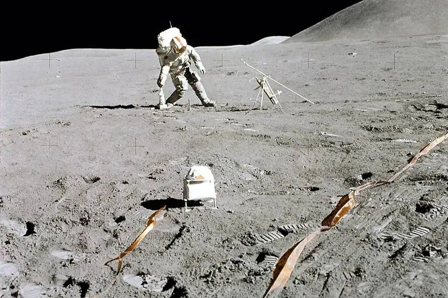 Астронавт Дэвид Скотт бурит лунную поверхность. Фото © Wikipedia / NASA
