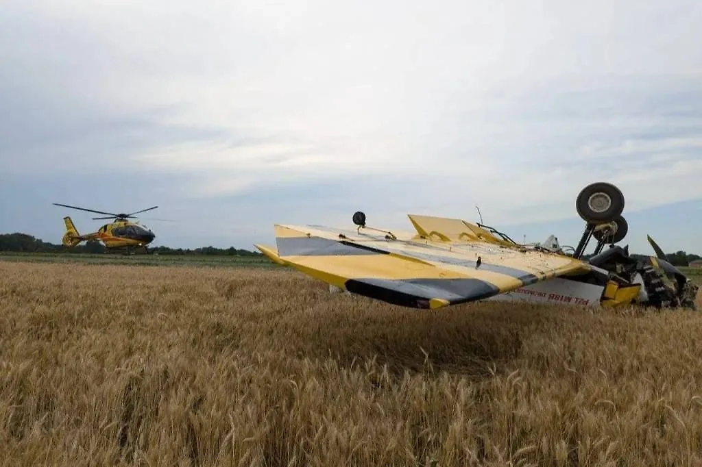 Пожарный самолёт аварийно сел в поле и перевернулся недалеко от Варшавы. Обложка © remiza.com.pl