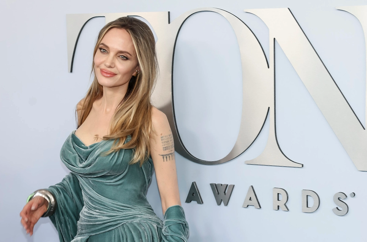 Анджелина Джоли на 77-й церемонии вручения премии "Тони". Обложка © ТАСС / EPA / SARAH YENESEL