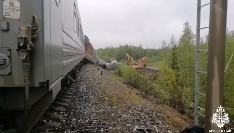 МЧС завершило поисково-спасательные работы на месте крушения поезда в Коми. Обложка © Telegram / МЧС РФ