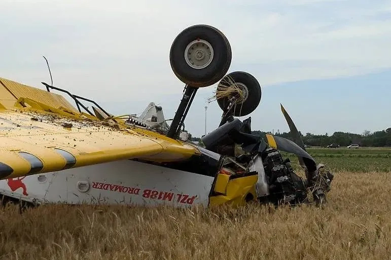 Пожарный самолёт аварийно сел в поле и перевернулся недалеко от Варшавы. Обложка © remiza.com.pl
