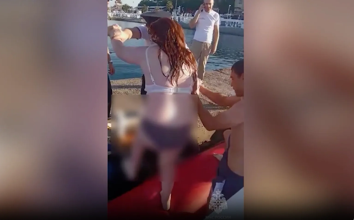 В Сочи спасатели эвакуировали из моря спящую женщину. Обложка © Telegram / ЮРПСО МЧС России