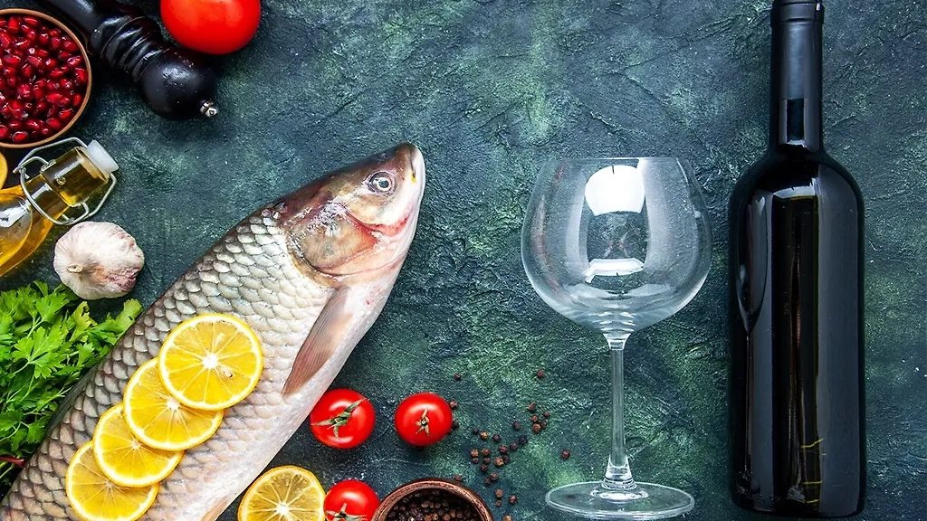 Пост Петра и Павла считается нестрогим, постящимся даже можно пить вино. Фото © Frepik / mdjaff