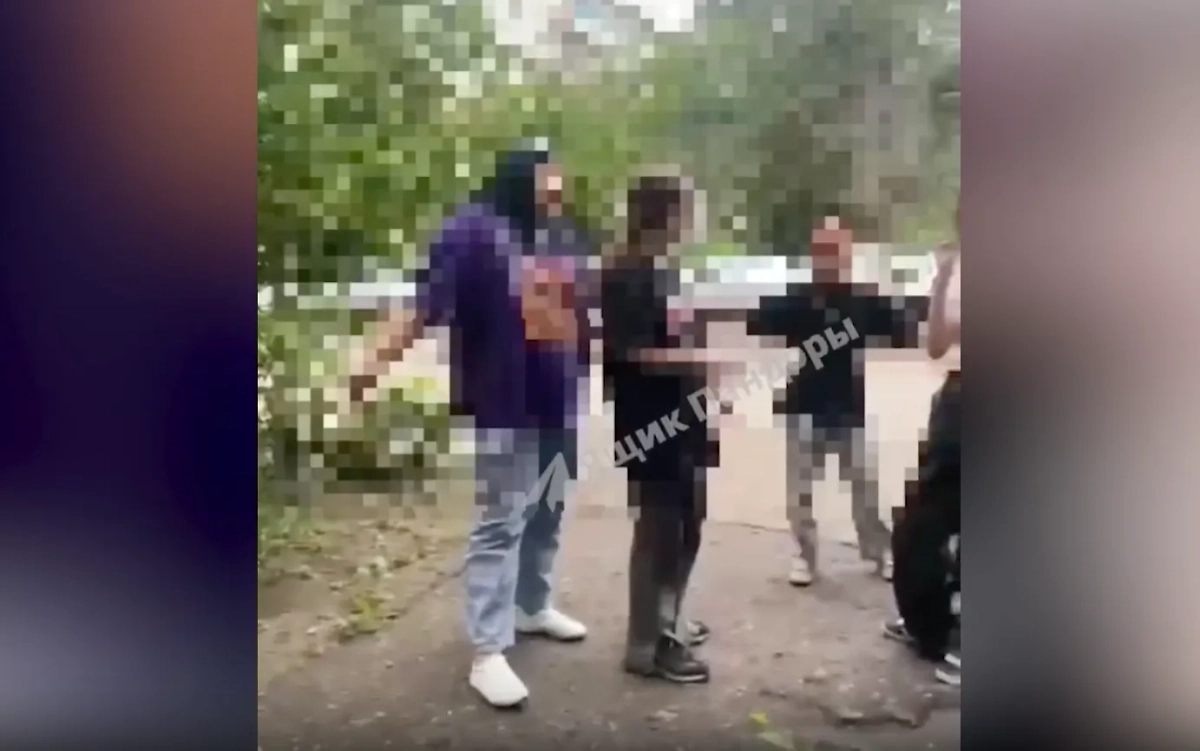 В Волжском подростки избили сверстницу. Видео © Telegram / Ящик Пандоры
